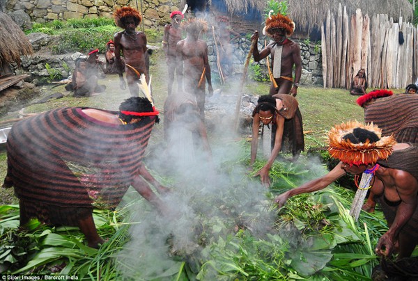 Lễ hội "đốt đá" độc đáo của bộ tộc khỏa thân ở Indonesia 4